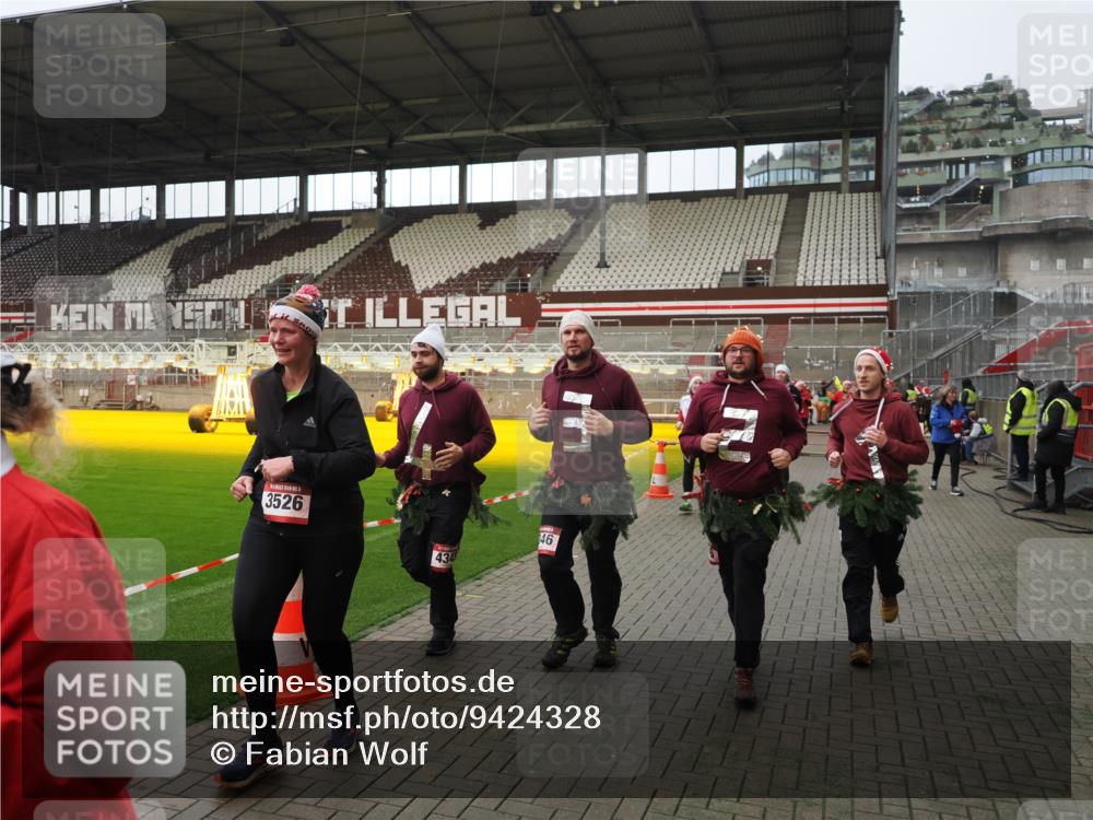 07.12.2025 - St. Pauli X-Mass-Run No. 15 Fabian Wolf http://msf.ph/oto/9424328 07.12.2025 12:06:49 Ziel 276, 339, 345, 1844, 1846, 3689, 3692, 4143, 4342, 4345, 4346, 4403, 4404, 4416, 4783, 4784 meine-sportfotos.de