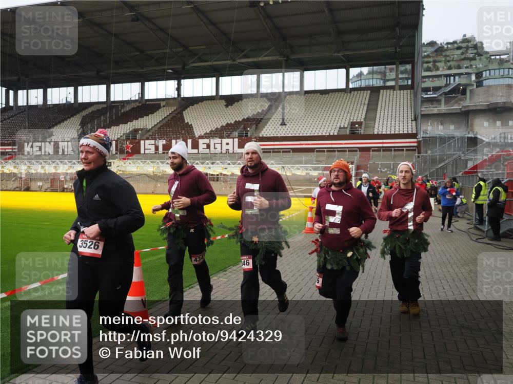 07.12.2025 - St. Pauli X-Mass-Run No. 15 Fabian Wolf http://msf.ph/oto/9424329 07.12.2025 12:06:49 Ziel 276, 339, 345, 1844, 1846, 3689, 3692, 4143, 4342, 4345, 4346, 4403, 4404, 4416, 4783, 4784 meine-sportfotos.de