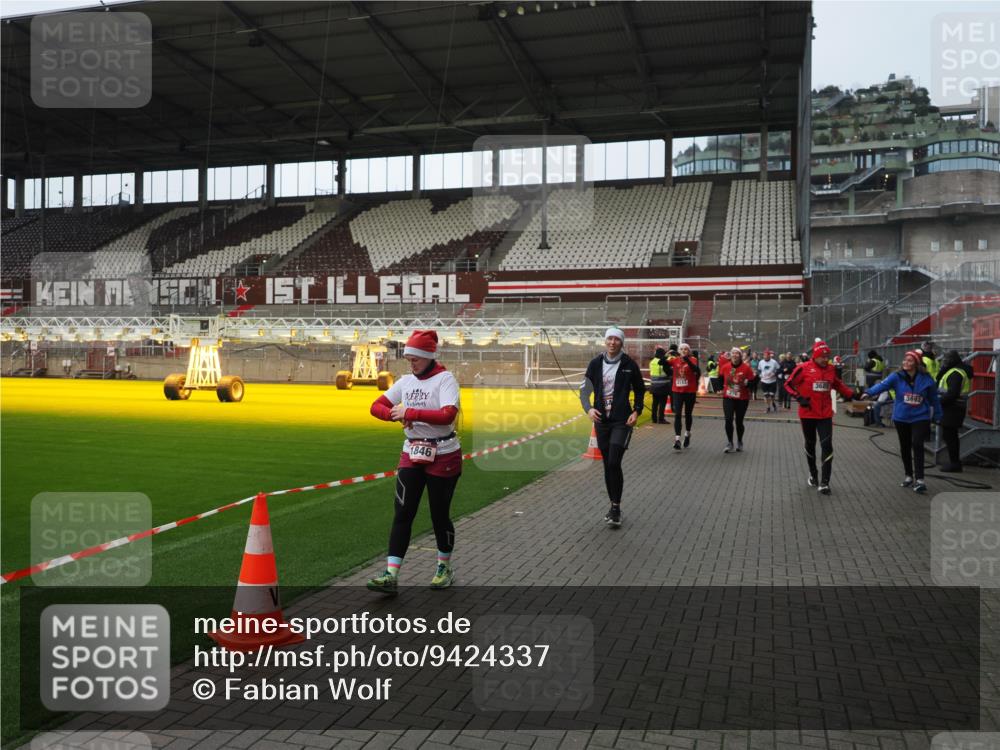 07.12.2025 - St. Pauli X-Mass-Run No. 15 Fabian Wolf http://msf.ph/oto/9424337 07.12.2025 12:06:51 Ziel 276, 339, 345, 1844, 1846, 3689, 3692, 4033, 4143, 4342, 4345, 4346, 4403, 4404, 4416, 4725 meine-sportfotos.de