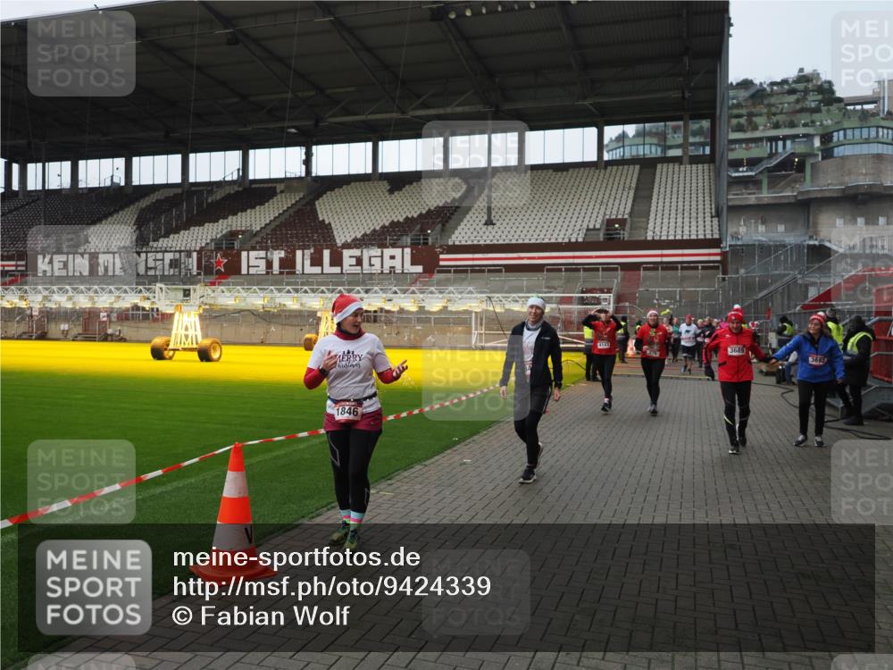 07.12.2025 - St. Pauli X-Mass-Run No. 15 Fabian Wolf http://msf.ph/oto/9424339 07.12.2025 12:06:52 Ziel 276, 339, 345, 1844, 1846, 3689, 3692, 4033, 4143, 4342, 4345, 4346, 4390, 4403, 4404, 4416, 4725 meine-sportfotos.de