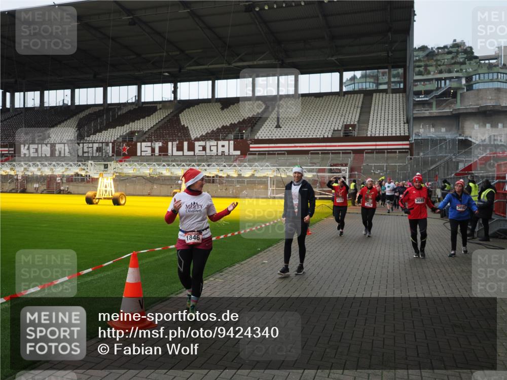 07.12.2025 - St. Pauli X-Mass-Run No. 15 Fabian Wolf http://msf.ph/oto/9424340 07.12.2025 12:06:52 Ziel 276, 339, 345, 1844, 1846, 3689, 3692, 4033, 4143, 4342, 4345, 4346, 4390, 4403, 4404, 4416, 4725 meine-sportfotos.de
