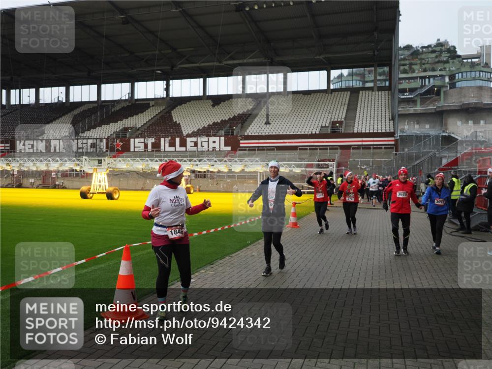 07.12.2025 - St. Pauli X-Mass-Run No. 15 Fabian Wolf http://msf.ph/oto/9424342 07.12.2025 12:06:52 Ziel 276, 339, 345, 1844, 1846, 3689, 3692, 4033, 4143, 4342, 4345, 4346, 4390, 4403, 4404, 4416, 4725 meine-sportfotos.de
