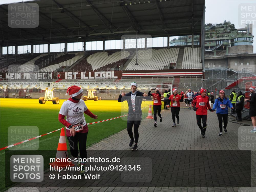07.12.2025 - St. Pauli X-Mass-Run No. 15 Fabian Wolf http://msf.ph/oto/9424345 07.12.2025 12:06:53 Ziel 276, 339, 345, 1844, 1846, 3689, 3692, 4017, 4018, 4033, 4143, 4342, 4345, 4346, 4390, 4403, 4404, 4416, 4725 meine-sportfotos.de