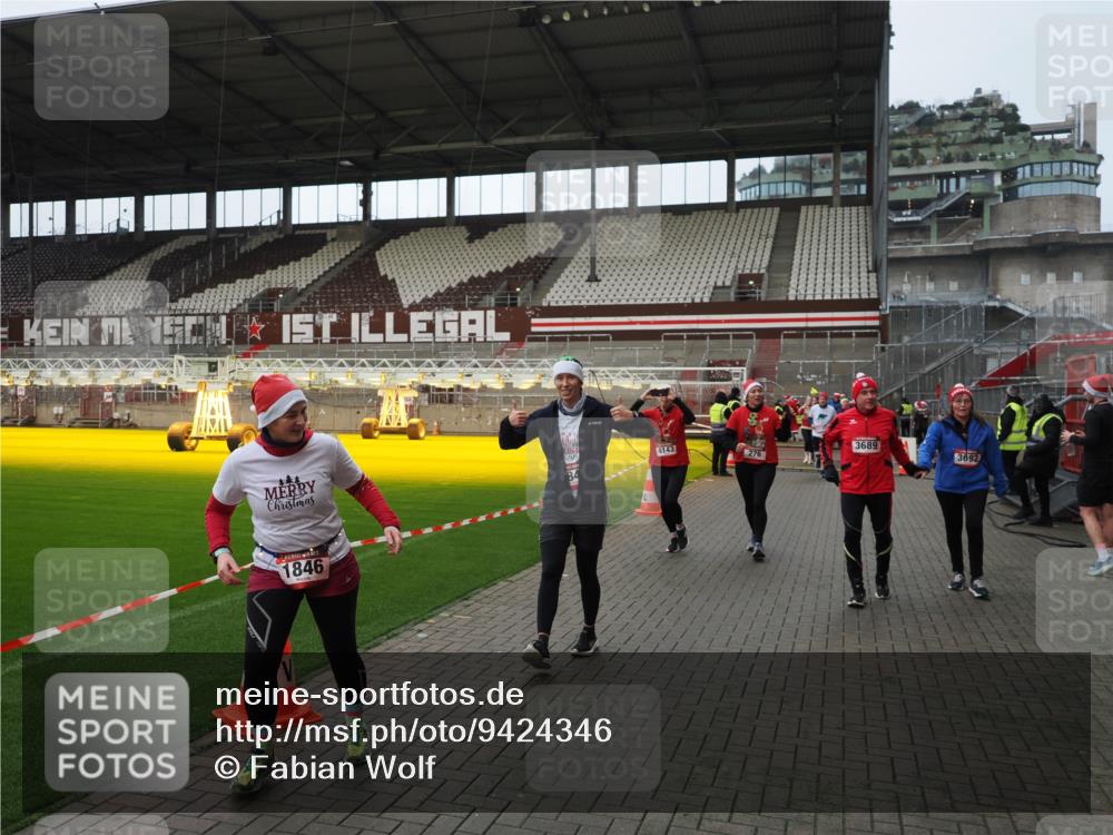 07.12.2025 - St. Pauli X-Mass-Run No. 15 Fabian Wolf http://msf.ph/oto/9424346 07.12.2025 12:06:53 Ziel 276, 339, 345, 1844, 1846, 3689, 3692, 4017, 4018, 4033, 4143, 4342, 4345, 4346, 4390, 4403, 4404, 4416, 4725 meine-sportfotos.de