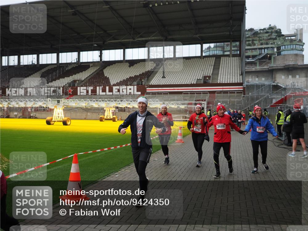 07.12.2025 - St. Pauli X-Mass-Run No. 15 Fabian Wolf http://msf.ph/oto/9424350 07.12.2025 12:06:54 Ziel 276, 339, 345, 1844, 1846, 3689, 3692, 4017, 4018, 4033, 4143, 4342, 4345, 4346, 4390, 4403, 4404, 4416, 4725 meine-sportfotos.de