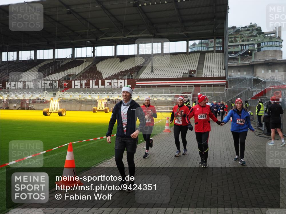 07.12.2025 - St. Pauli X-Mass-Run No. 15 Fabian Wolf http://msf.ph/oto/9424351 07.12.2025 12:06:54 Ziel 276, 339, 345, 1844, 1846, 3689, 3692, 4017, 4018, 4033, 4143, 4342, 4345, 4346, 4390, 4403, 4404, 4416, 4725 meine-sportfotos.de