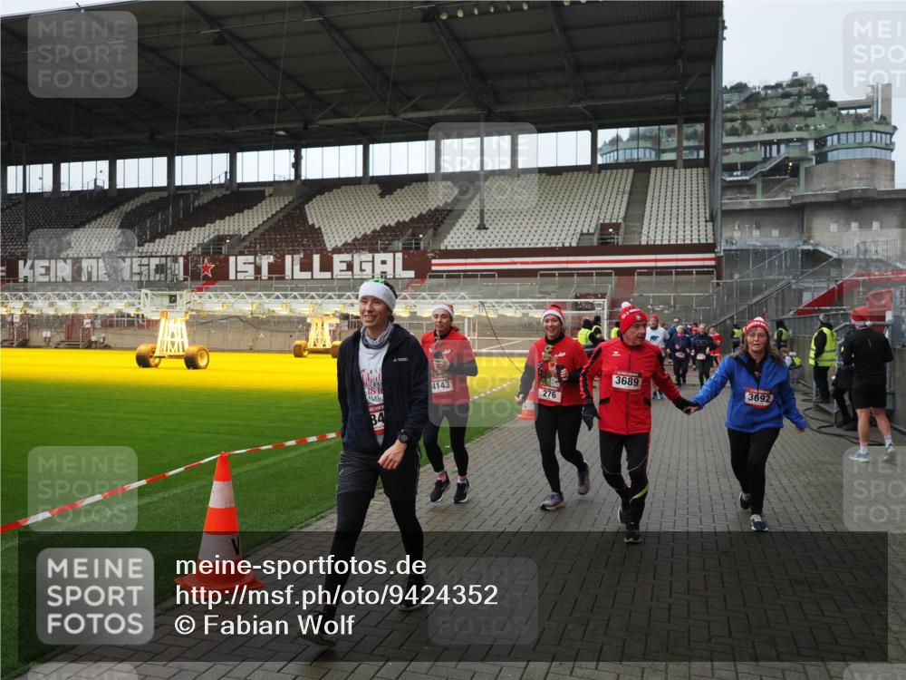 07.12.2025 - St. Pauli X-Mass-Run No. 15 Fabian Wolf http://msf.ph/oto/9424352 07.12.2025 12:06:54 Ziel 276, 339, 345, 1844, 1846, 3689, 3692, 4017, 4018, 4033, 4143, 4342, 4345, 4346, 4390, 4403, 4404, 4416, 4725 meine-sportfotos.de