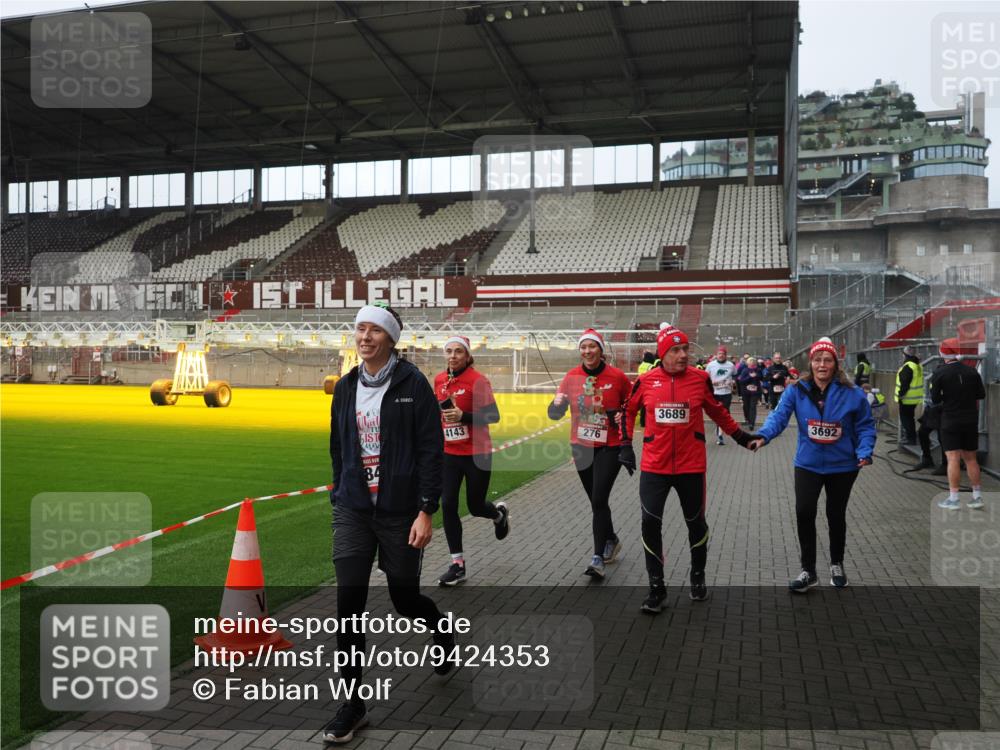 07.12.2025 - St. Pauli X-Mass-Run No. 15 Fabian Wolf http://msf.ph/oto/9424353 07.12.2025 12:06:55 Ziel 276, 339, 345, 1844, 1846, 3689, 3692, 4017, 4018, 4033, 4143, 4314, 4342, 4345, 4346, 4360, 4361, 4390, 4416, 4725 meine-sportfotos.de