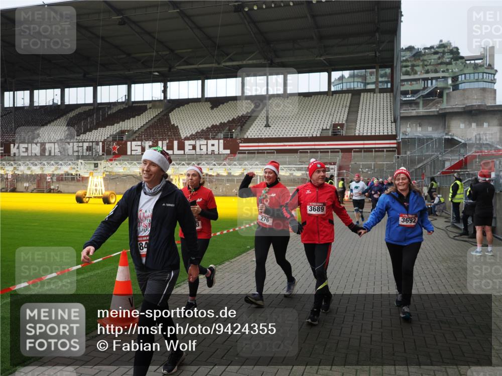 07.12.2025 - St. Pauli X-Mass-Run No. 15 Fabian Wolf http://msf.ph/oto/9424355 07.12.2025 12:06:55 Ziel 276, 339, 345, 1844, 1846, 3689, 3692, 4017, 4018, 4033, 4143, 4314, 4342, 4345, 4346, 4360, 4361, 4390, 4416, 4725 meine-sportfotos.de
