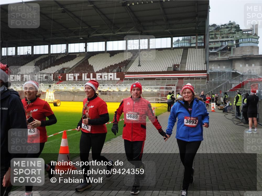07.12.2025 - St. Pauli X-Mass-Run No. 15 Fabian Wolf http://msf.ph/oto/9424359 07.12.2025 12:06:56 Ziel 276, 339, 345, 1844, 1846, 3689, 3692, 4017, 4018, 4033, 4143, 4314, 4328, 4342, 4345, 4346, 4360, 4361, 4390, 4416, 4725 meine-sportfotos.de
