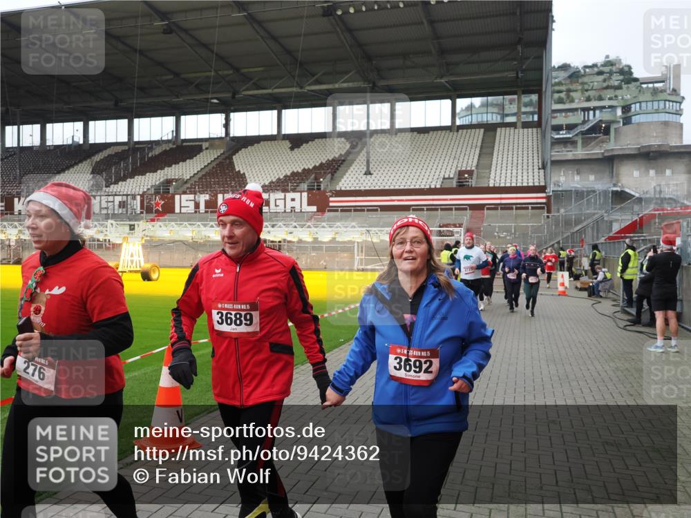 07.12.2025 - St. Pauli X-Mass-Run No. 15 Fabian Wolf http://msf.ph/oto/9424362 07.12.2025 12:06:56 Ziel 276, 339, 345, 1844, 1846, 3689, 3692, 4017, 4018, 4033, 4143, 4314, 4328, 4342, 4345, 4346, 4360, 4361, 4390, 4416, 4725 meine-sportfotos.de