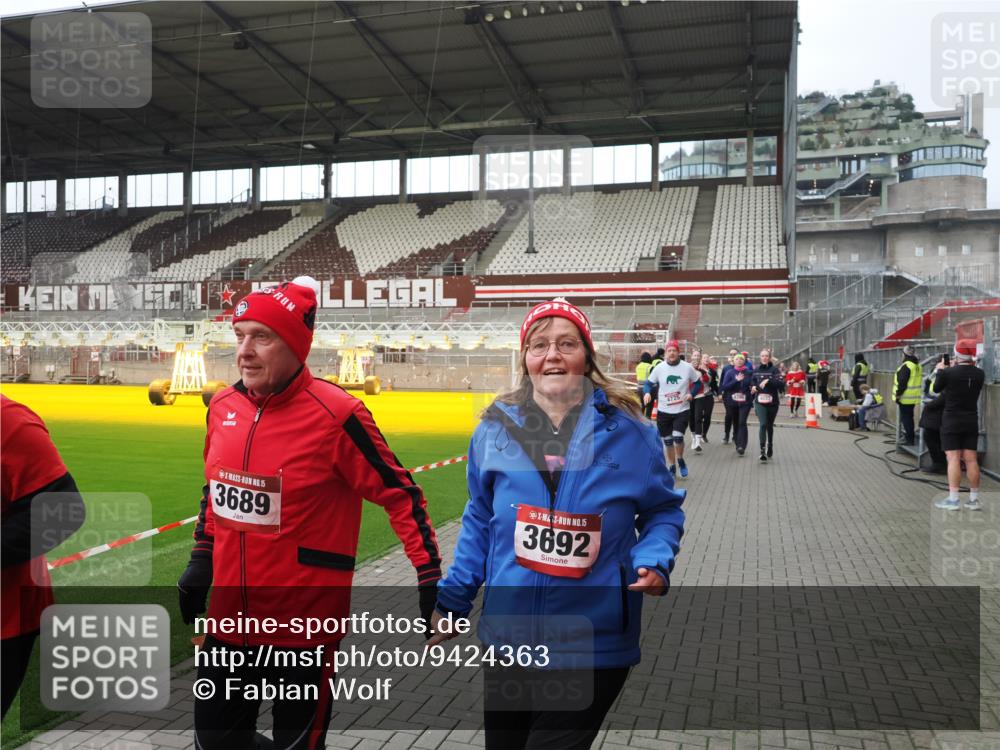 07.12.2025 - St. Pauli X-Mass-Run No. 15 Fabian Wolf http://msf.ph/oto/9424363 07.12.2025 12:06:57 Ziel 276, 339, 345, 1580, 1583, 1844, 1846, 3689, 3692, 4017, 4018, 4033, 4143, 4314, 4328, 4342, 4345, 4346, 4360, 4361, 4390, 4416, 4725 meine-sportfotos.de