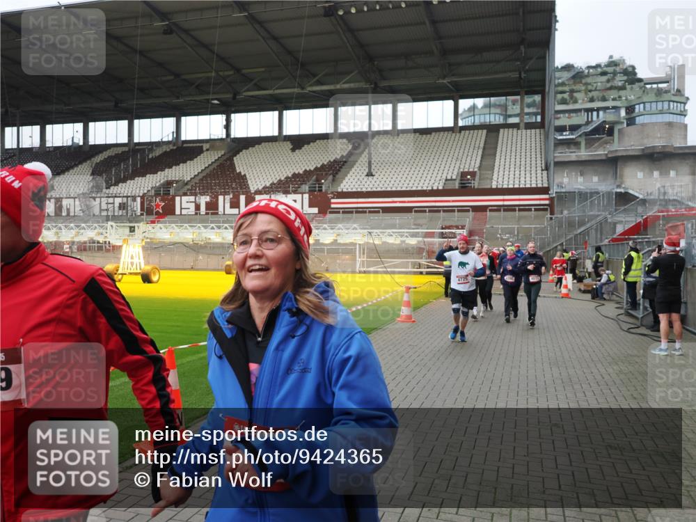 07.12.2025 - St. Pauli X-Mass-Run No. 15 Fabian Wolf http://msf.ph/oto/9424365 07.12.2025 12:06:57 Ziel 276, 339, 345, 1580, 1583, 1844, 1846, 3689, 3692, 4017, 4018, 4033, 4143, 4314, 4328, 4342, 4345, 4346, 4360, 4361, 4390, 4416, 4725 meine-sportfotos.de
