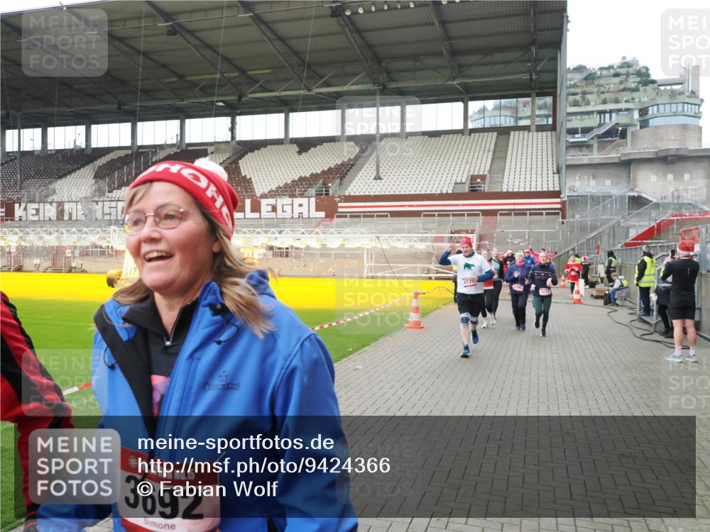 07.12.2025 - St. Pauli X-Mass-Run No. 15 Fabian Wolf http://msf.ph/oto/9424366 07.12.2025 12:06:57 Ziel 276, 339, 345, 1580, 1583, 1844, 1846, 3689, 3692, 4017, 4018, 4033, 4143, 4314, 4328, 4342, 4345, 4346, 4360, 4361, 4390, 4416, 4725 meine-sportfotos.de