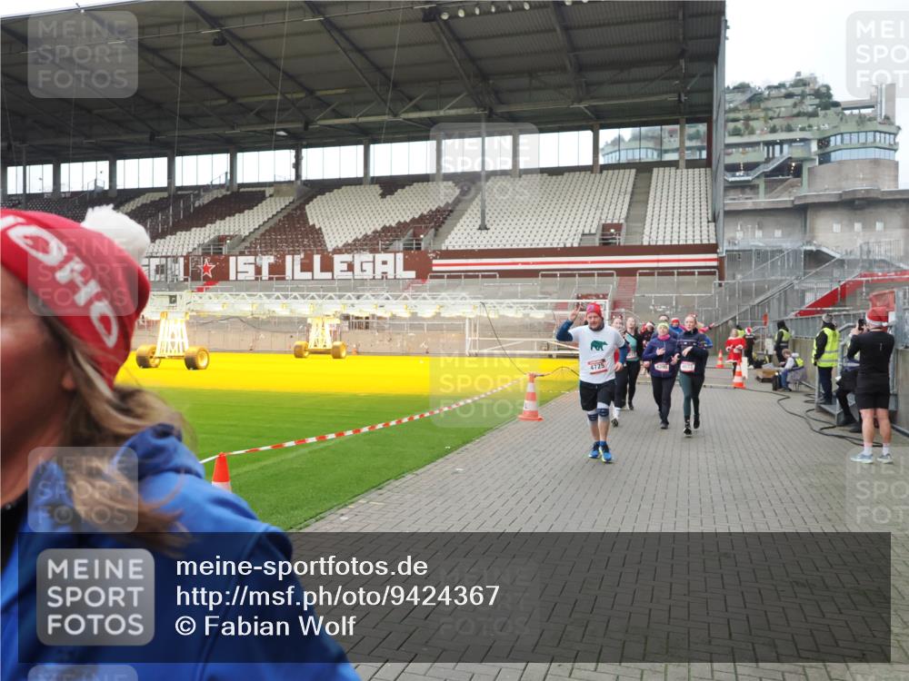 07.12.2025 - St. Pauli X-Mass-Run No. 15 Fabian Wolf http://msf.ph/oto/9424367 07.12.2025 12:06:57 Ziel 276, 339, 345, 1580, 1583, 1844, 1846, 3689, 3692, 4017, 4018, 4033, 4143, 4314, 4328, 4342, 4345, 4346, 4360, 4361, 4390, 4416, 4725 meine-sportfotos.de