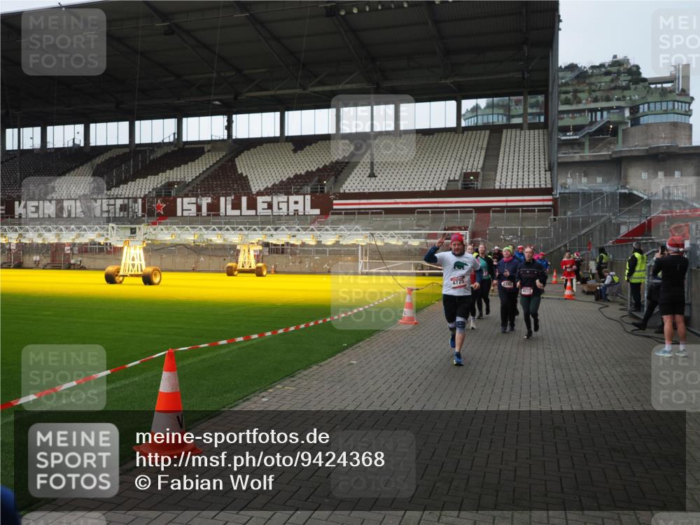 07.12.2025 - St. Pauli X-Mass-Run No. 15 Fabian Wolf http://msf.ph/oto/9424368 07.12.2025 12:06:58 Ziel 276, 1580, 1583, 1844, 1846, 3689, 3692, 4017, 4018, 4033, 4143, 4314, 4328, 4342, 4345, 4346, 4360, 4361, 4390, 4416, 4725 meine-sportfotos.de
