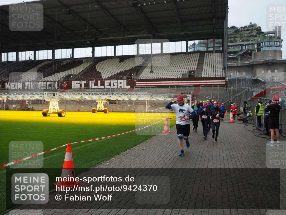 07.12.2025 - St. Pauli X-Mass-Run No. 15 Fabian Wolf http://msf.ph/oto/9424370 07.12.2025 12:06:58 Ziel 276, 1580, 1583, 1844, 1846, 3689, 3692, 4017, 4018, 4033, 4143, 4314, 4328, 4342, 4345, 4346, 4360, 4361, 4390, 4416, 4725 meine-sportfotos.de