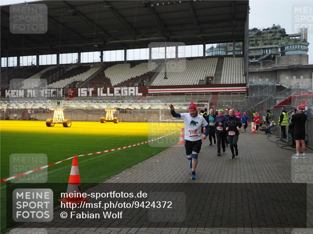 07.12.2025 - St. Pauli X-Mass-Run No. 15 Fabian Wolf http://msf.ph/oto/9424372 07.12.2025 12:06:58 Ziel 276, 1580, 1583, 1844, 1846, 3689, 3692, 4017, 4018, 4033, 4143, 4314, 4328, 4342, 4345, 4346, 4360, 4361, 4390, 4416, 4725 meine-sportfotos.de