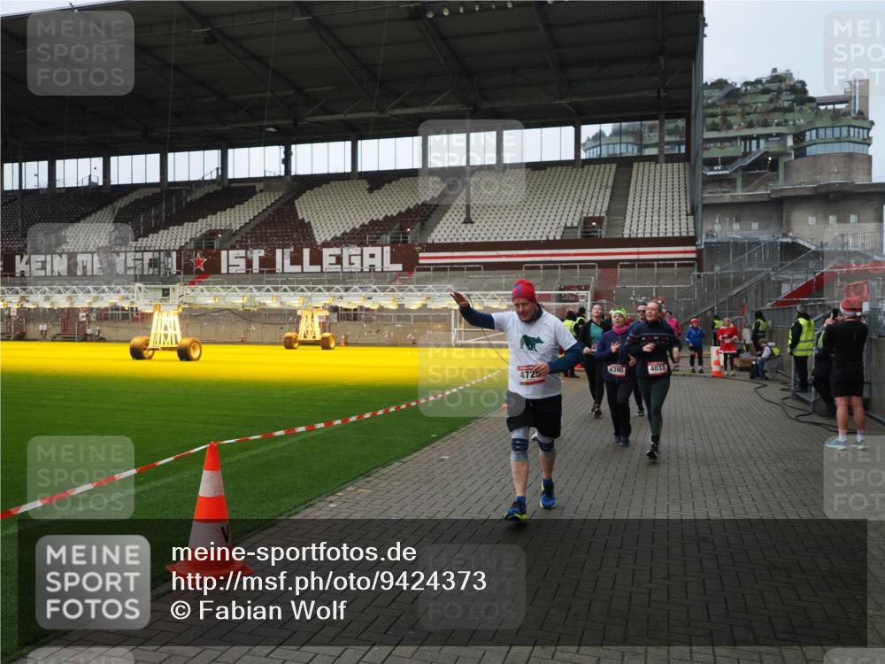 07.12.2025 - St. Pauli X-Mass-Run No. 15 Fabian Wolf http://msf.ph/oto/9424373 07.12.2025 12:06:59 Ziel 276, 1580, 1583, 1844, 1846, 3689, 3692, 4017, 4018, 4033, 4143, 4314, 4328, 4342, 4345, 4346, 4360, 4361, 4390, 4416, 4725 meine-sportfotos.de