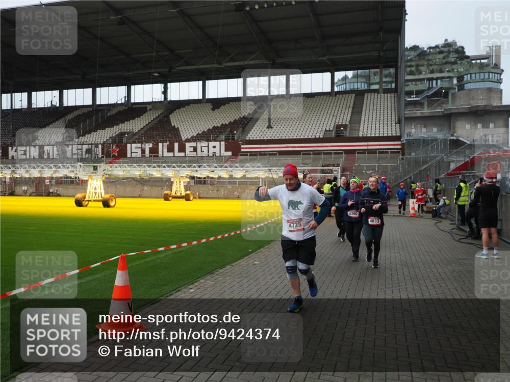 07.12.2025 - St. Pauli X-Mass-Run No. 15 Fabian Wolf http://msf.ph/oto/9424374 07.12.2025 12:06:59 Ziel 276, 1580, 1583, 1844, 1846, 3689, 3692, 4017, 4018, 4033, 4143, 4314, 4328, 4342, 4345, 4346, 4360, 4361, 4390, 4416, 4725 meine-sportfotos.de