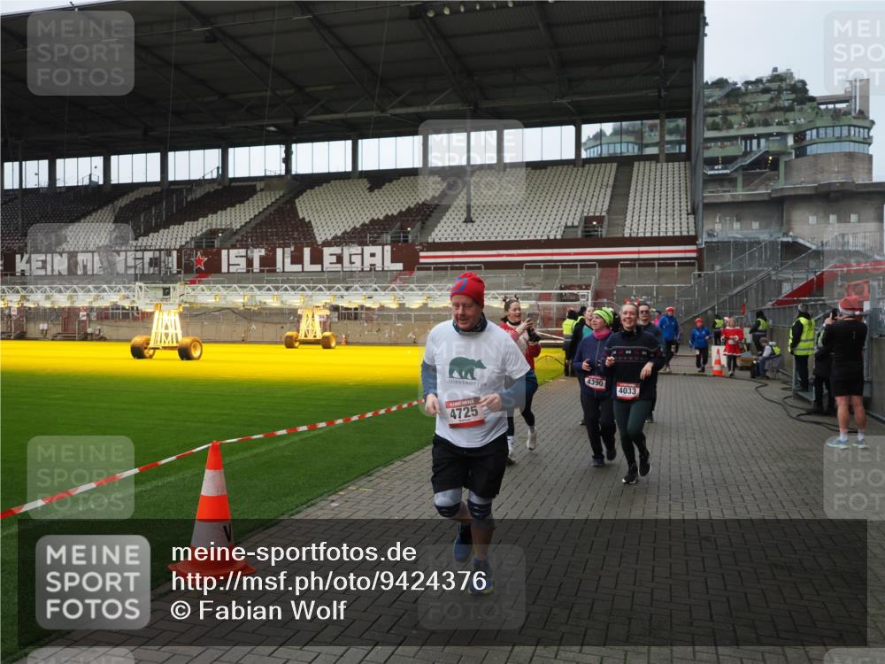 07.12.2025 - St. Pauli X-Mass-Run No. 15 Fabian Wolf http://msf.ph/oto/9424376 07.12.2025 12:06:59 Ziel 276, 1580, 1583, 1844, 1846, 3689, 3692, 4017, 4018, 4033, 4143, 4314, 4328, 4342, 4345, 4346, 4360, 4361, 4390, 4416, 4725 meine-sportfotos.de