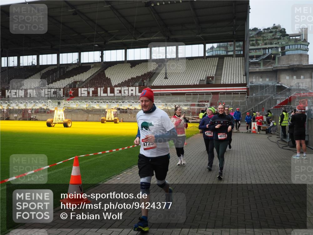 07.12.2025 - St. Pauli X-Mass-Run No. 15 Fabian Wolf http://msf.ph/oto/9424377 07.12.2025 12:06:59 Ziel 276, 1580, 1583, 1844, 1846, 3689, 3692, 4017, 4018, 4033, 4143, 4314, 4328, 4342, 4345, 4346, 4360, 4361, 4390, 4416, 4725 meine-sportfotos.de