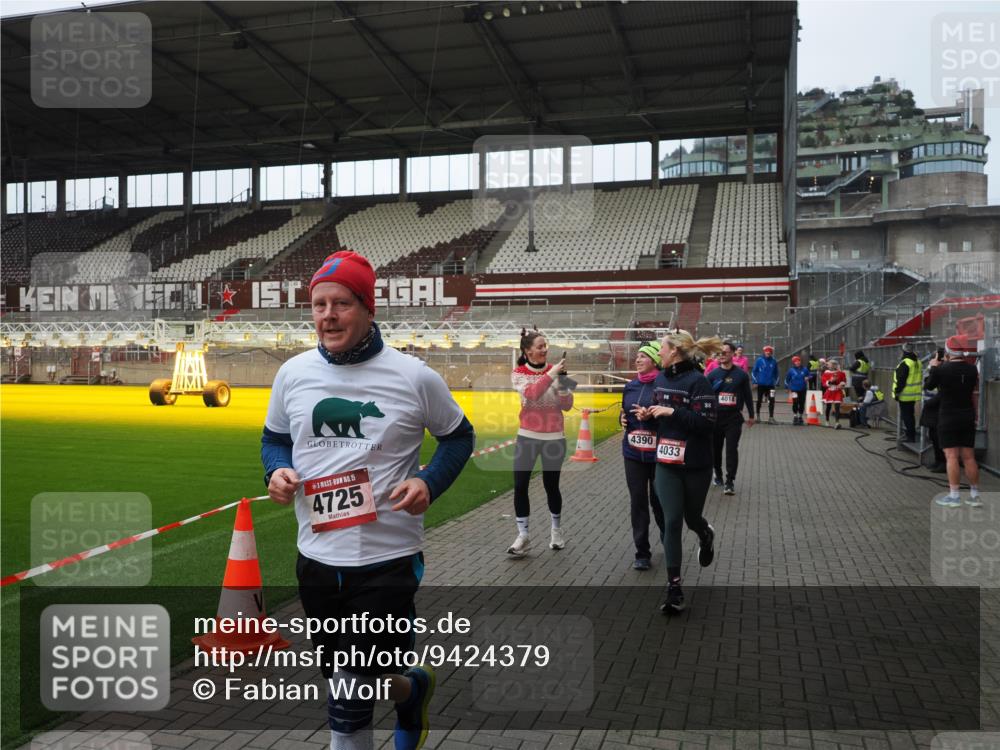 07.12.2025 - St. Pauli X-Mass-Run No. 15 Fabian Wolf http://msf.ph/oto/9424379 07.12.2025 12:07:00 Ziel 276, 1580, 1583, 1844, 1846, 3689, 3692, 4017, 4018, 4033, 4143, 4314, 4328, 4342, 4345, 4346, 4360, 4361, 4390, 4416, 4725 meine-sportfotos.de