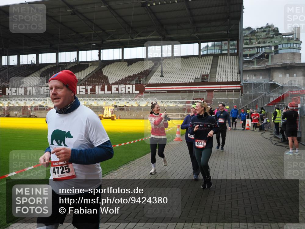 07.12.2025 - St. Pauli X-Mass-Run No. 15 Fabian Wolf http://msf.ph/oto/9424380 07.12.2025 12:07:00 Ziel 276, 1580, 1583, 1844, 1846, 3689, 3692, 4017, 4018, 4033, 4143, 4314, 4328, 4342, 4345, 4346, 4360, 4361, 4390, 4416, 4725 meine-sportfotos.de