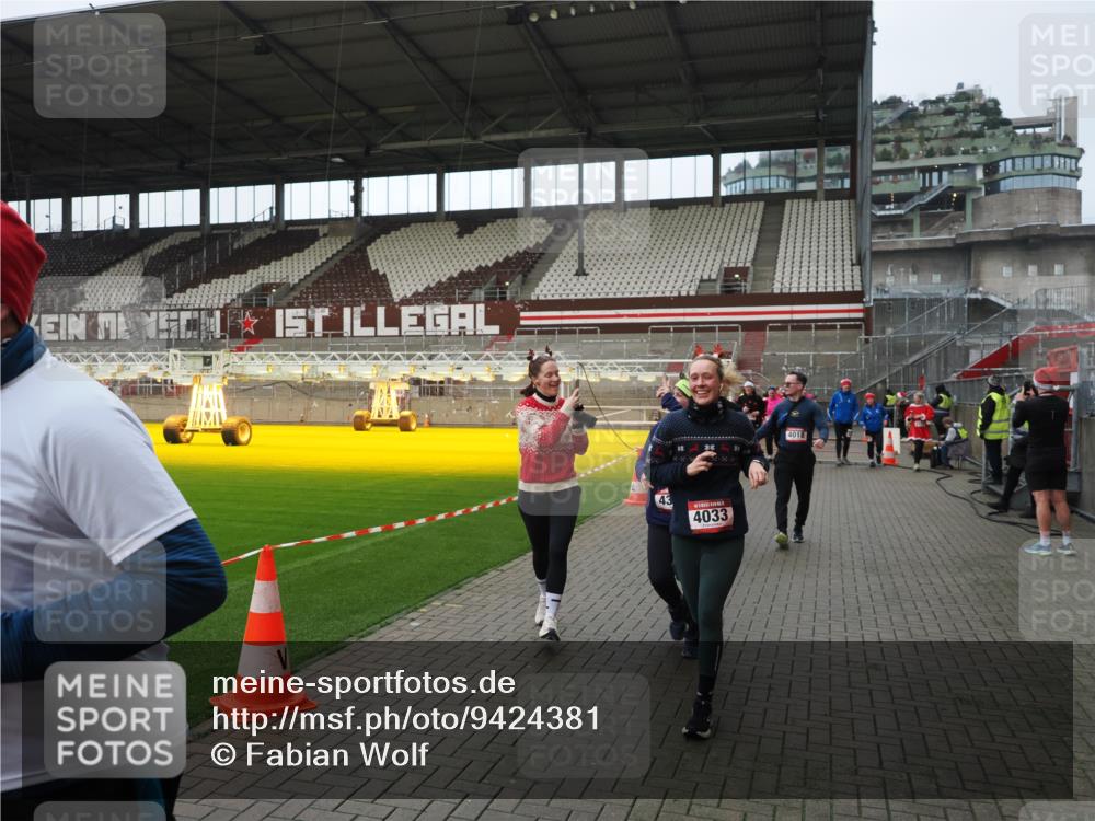 07.12.2025 - St. Pauli X-Mass-Run No. 15 Fabian Wolf http://msf.ph/oto/9424381 07.12.2025 12:07:00 Ziel 276, 1580, 1583, 1844, 1846, 3689, 3692, 4017, 4018, 4033, 4143, 4314, 4328, 4342, 4345, 4346, 4360, 4361, 4390, 4416, 4725 meine-sportfotos.de