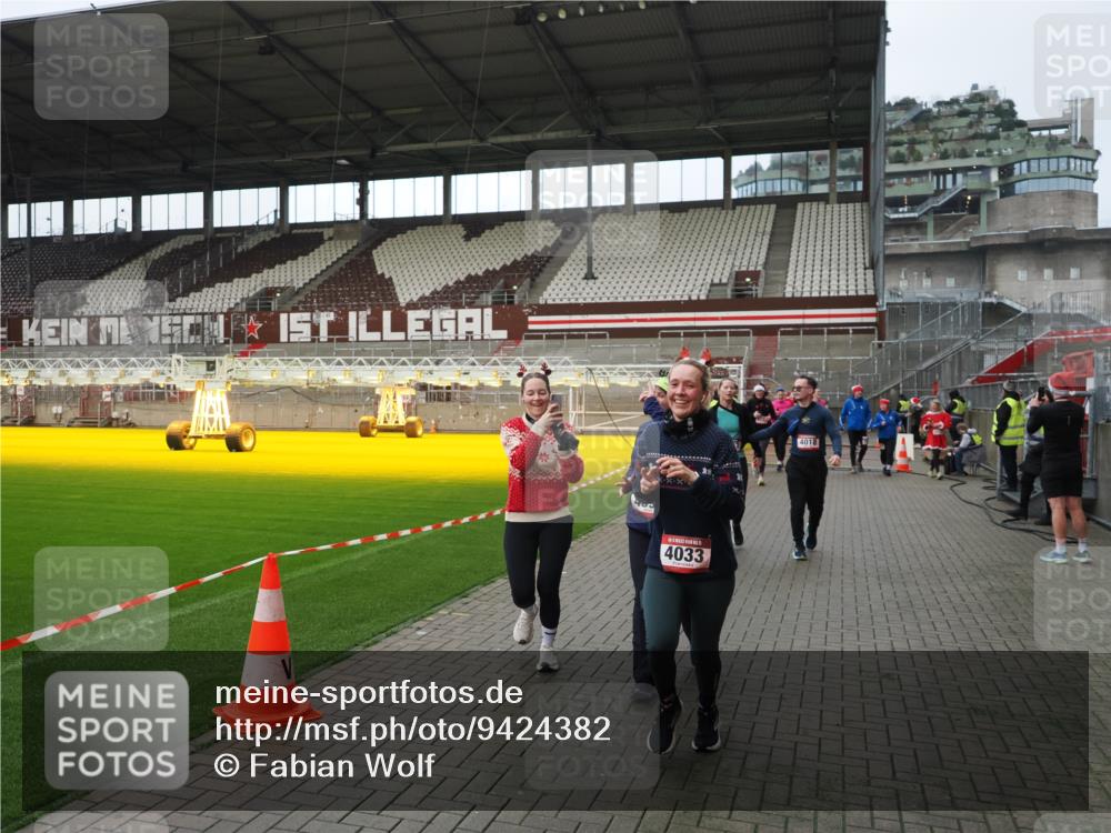 07.12.2025 - St. Pauli X-Mass-Run No. 15 Fabian Wolf http://msf.ph/oto/9424382 07.12.2025 12:07:00 Ziel 276, 1580, 1583, 1844, 1846, 3689, 3692, 4017, 4018, 4033, 4143, 4314, 4328, 4342, 4345, 4346, 4360, 4361, 4390, 4416, 4725 meine-sportfotos.de