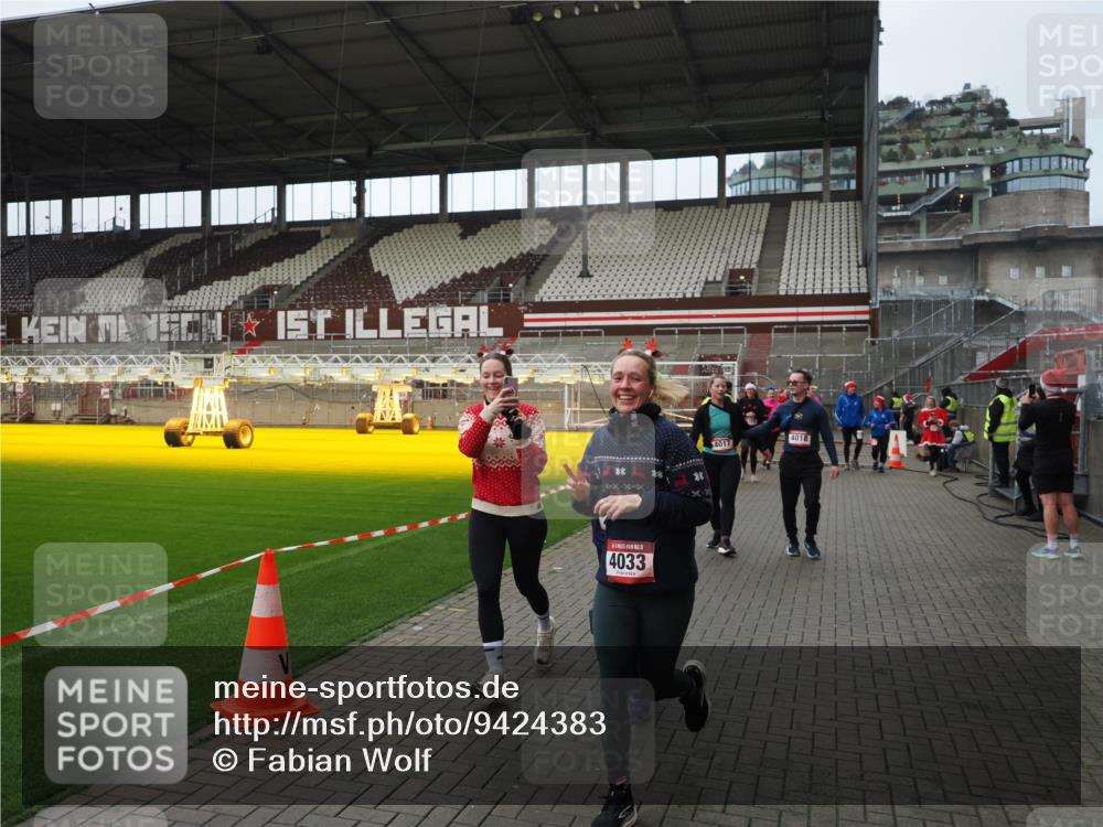 07.12.2025 - St. Pauli X-Mass-Run No. 15 Fabian Wolf http://msf.ph/oto/9424383 07.12.2025 12:07:01 Ziel 276, 1580, 1583, 1844, 1846, 3456, 3689, 3692, 4017, 4018, 4033, 4143, 4314, 4328, 4342, 4360, 4361, 4390, 4725 meine-sportfotos.de