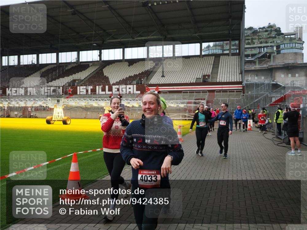 07.12.2025 - St. Pauli X-Mass-Run No. 15 Fabian Wolf http://msf.ph/oto/9424385 07.12.2025 12:07:01 Ziel 276, 1580, 1583, 1844, 1846, 3456, 3689, 3692, 4017, 4018, 4033, 4143, 4314, 4328, 4342, 4360, 4361, 4390, 4725 meine-sportfotos.de