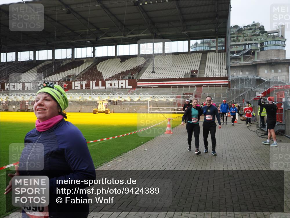 07.12.2025 - St. Pauli X-Mass-Run No. 15 Fabian Wolf http://msf.ph/oto/9424389 07.12.2025 12:07:02 Ziel 276, 1580, 1583, 1844, 1846, 3456, 3689, 3692, 4017, 4018, 4033, 4143, 4314, 4328, 4360, 4361, 4390, 4725 meine-sportfotos.de