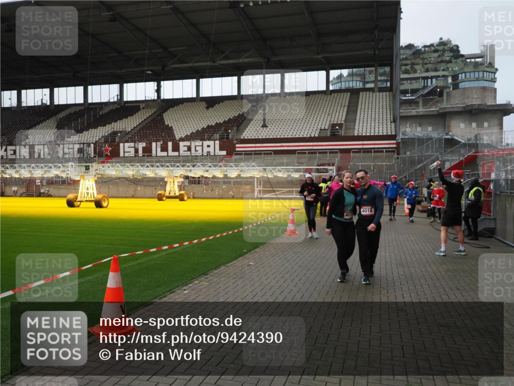 07.12.2025 - St. Pauli X-Mass-Run No. 15 Fabian Wolf http://msf.ph/oto/9424390 07.12.2025 12:07:03 Ziel 276, 1580, 1583, 1844, 1846, 3456, 3689, 4017, 4018, 4033, 4143, 4314, 4328, 4360, 4361, 4390, 4725 meine-sportfotos.de