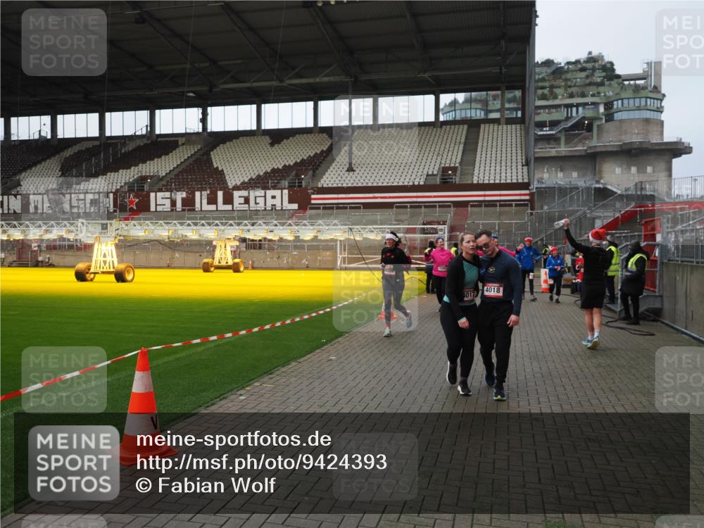 07.12.2025 - St. Pauli X-Mass-Run No. 15 Fabian Wolf http://msf.ph/oto/9424393 07.12.2025 12:07:03 Ziel 276, 1580, 1583, 1844, 1846, 3456, 3689, 4017, 4018, 4033, 4143, 4314, 4328, 4360, 4361, 4390, 4725 meine-sportfotos.de