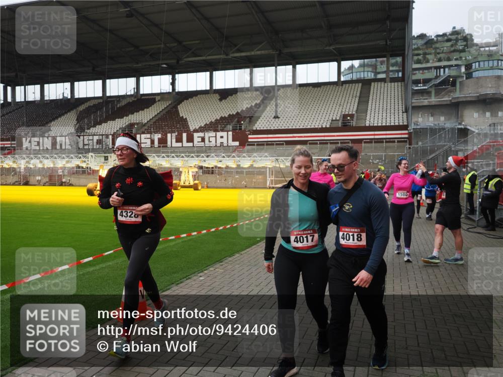 07.12.2025 - St. Pauli X-Mass-Run No. 15 Fabian Wolf http://msf.ph/oto/9424406 07.12.2025 12:07:06 Ziel 276, 1580, 1583, 3251, 3262, 3456, 4017, 4018, 4033, 4143, 4314, 4328, 4360, 4361, 4390, 4725 meine-sportfotos.de