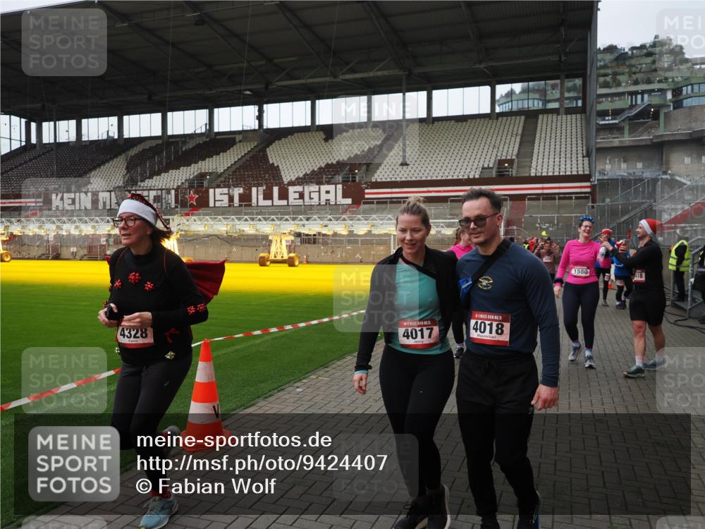 07.12.2025 - St. Pauli X-Mass-Run No. 15 Fabian Wolf http://msf.ph/oto/9424407 07.12.2025 12:07:06 Ziel 276, 1580, 1583, 3251, 3262, 3456, 4017, 4018, 4033, 4143, 4314, 4328, 4360, 4361, 4390, 4725 meine-sportfotos.de