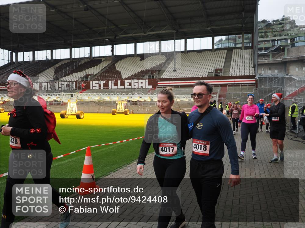 07.12.2025 - St. Pauli X-Mass-Run No. 15 Fabian Wolf http://msf.ph/oto/9424408 07.12.2025 12:07:06 Ziel 276, 1580, 1583, 3251, 3262, 3456, 4017, 4018, 4033, 4143, 4314, 4328, 4360, 4361, 4390, 4725 meine-sportfotos.de