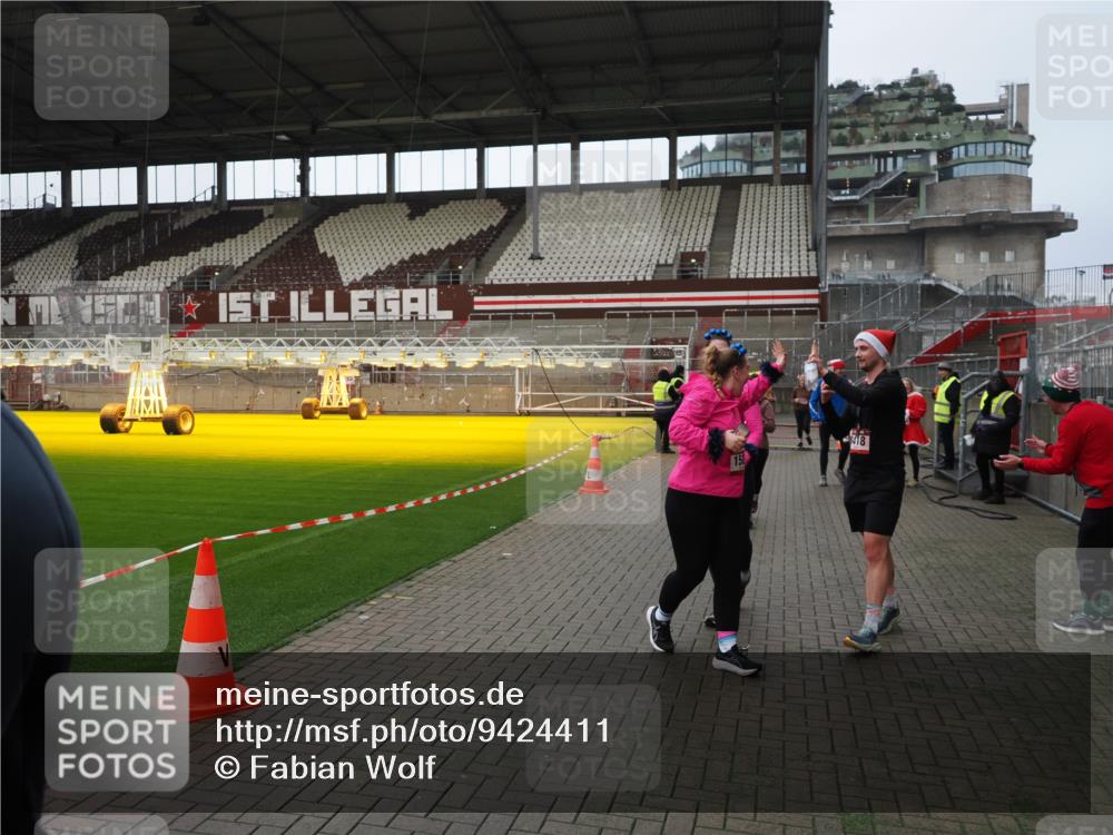 07.12.2025 - St. Pauli X-Mass-Run No. 15 Fabian Wolf http://msf.ph/oto/9424411 07.12.2025 12:07:08 Ziel 1580, 1583, 3251, 3262, 3456, 4017, 4018, 4033, 4314, 4328, 4360, 4361, 4390, 4725 meine-sportfotos.de