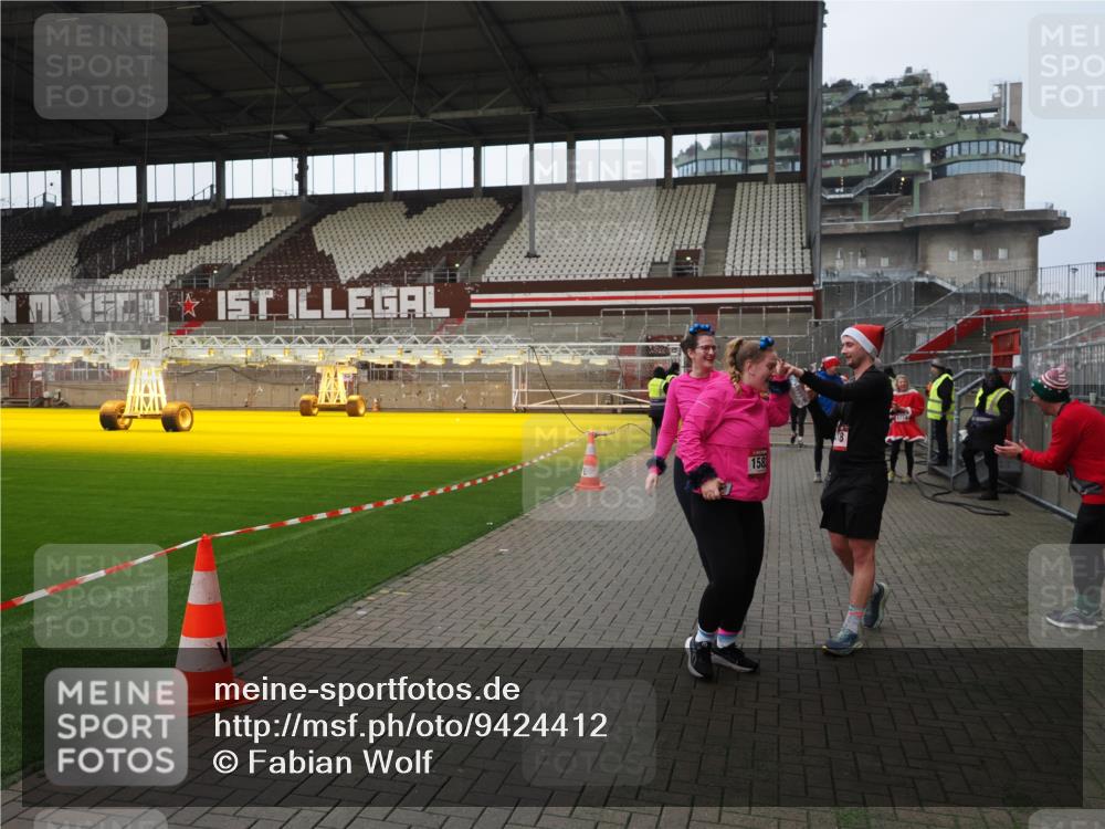 07.12.2025 - St. Pauli X-Mass-Run No. 15 Fabian Wolf http://msf.ph/oto/9424412 07.12.2025 12:07:08 Ziel 1580, 1583, 3251, 3262, 3456, 4017, 4018, 4033, 4314, 4328, 4360, 4361, 4390, 4725 meine-sportfotos.de
