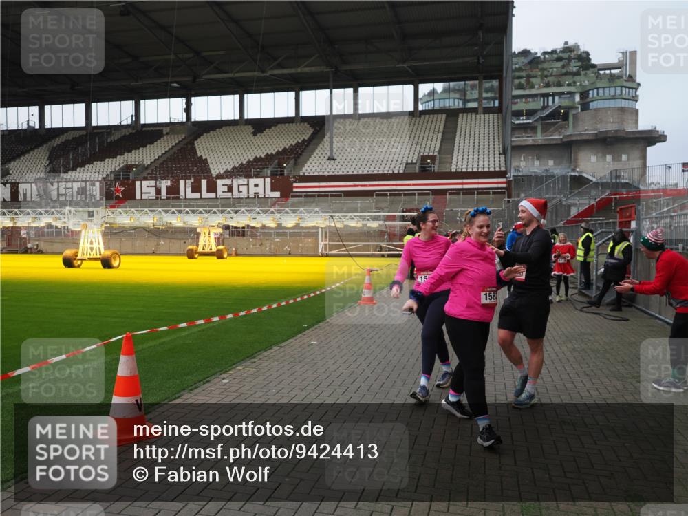 07.12.2025 - St. Pauli X-Mass-Run No. 15 Fabian Wolf http://msf.ph/oto/9424413 07.12.2025 12:07:08 Ziel 1580, 1583, 3251, 3262, 3456, 4017, 4018, 4033, 4314, 4328, 4360, 4361, 4390, 4725 meine-sportfotos.de