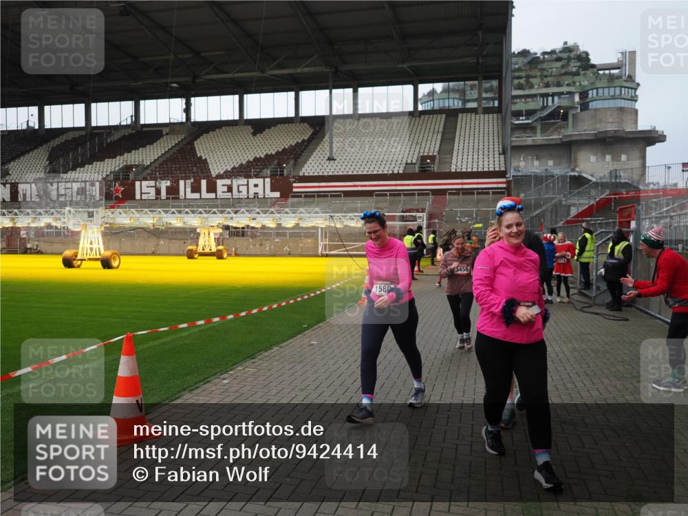 07.12.2025 - St. Pauli X-Mass-Run No. 15 Fabian Wolf http://msf.ph/oto/9424414 07.12.2025 12:07:09 Ziel 1580, 1583, 1958, 3251, 3262, 3456, 4017, 4018, 4033, 4314, 4328, 4360, 4361, 4390, 4725 meine-sportfotos.de