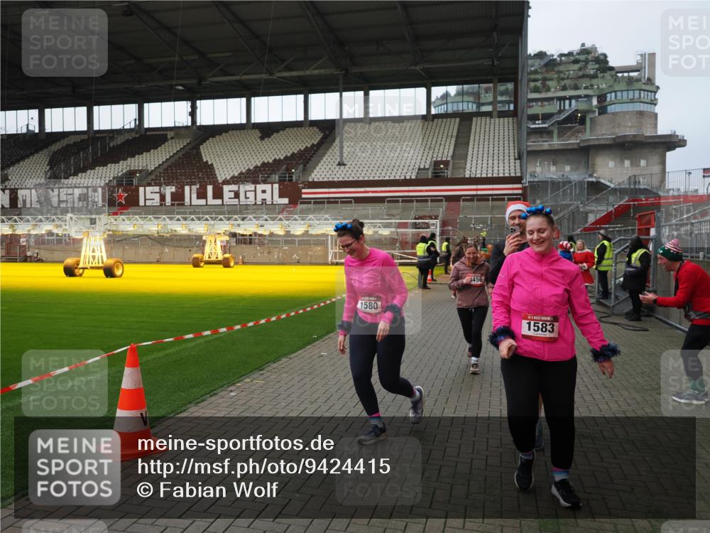 07.12.2025 - St. Pauli X-Mass-Run No. 15 Fabian Wolf http://msf.ph/oto/9424415 07.12.2025 12:07:09 Ziel 1580, 1583, 1958, 3251, 3262, 3456, 4017, 4018, 4033, 4314, 4328, 4360, 4361, 4390, 4725 meine-sportfotos.de