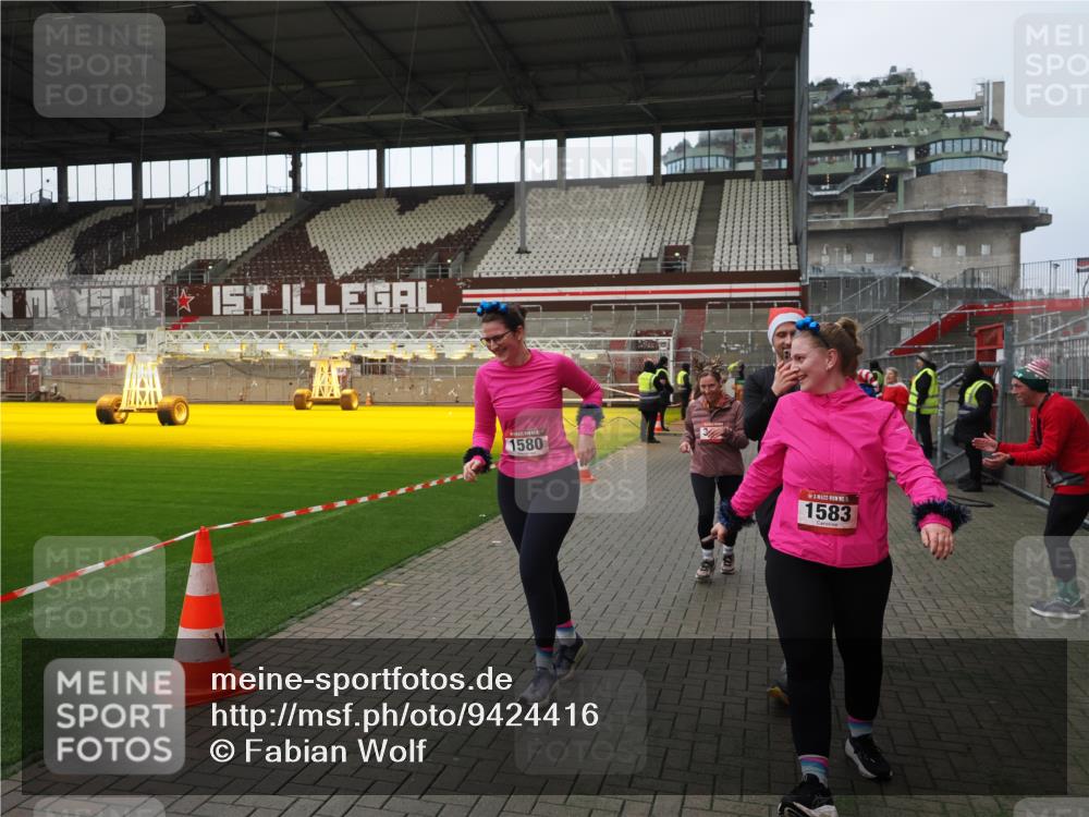 07.12.2025 - St. Pauli X-Mass-Run No. 15 Fabian Wolf http://msf.ph/oto/9424416 07.12.2025 12:07:09 Ziel 1580, 1583, 1958, 3251, 3262, 3456, 4017, 4018, 4033, 4314, 4328, 4360, 4361, 4390, 4725 meine-sportfotos.de