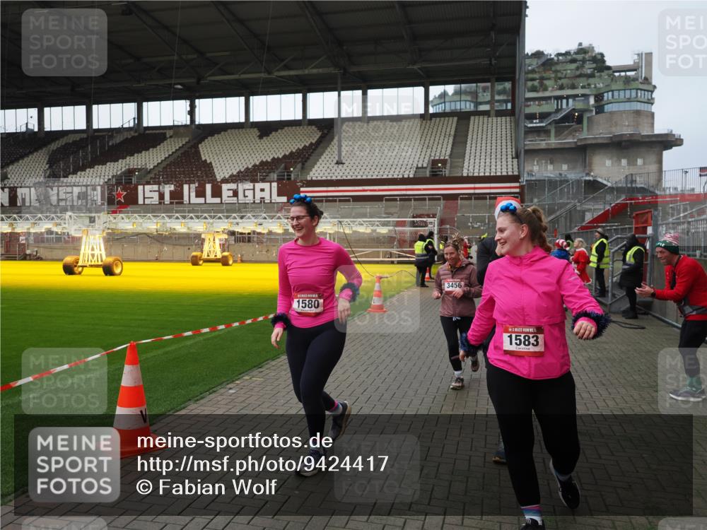 07.12.2025 - St. Pauli X-Mass-Run No. 15 Fabian Wolf http://msf.ph/oto/9424417 07.12.2025 12:07:09 Ziel 1580, 1583, 1958, 3251, 3262, 3456, 4017, 4018, 4033, 4314, 4328, 4360, 4361, 4390, 4725 meine-sportfotos.de