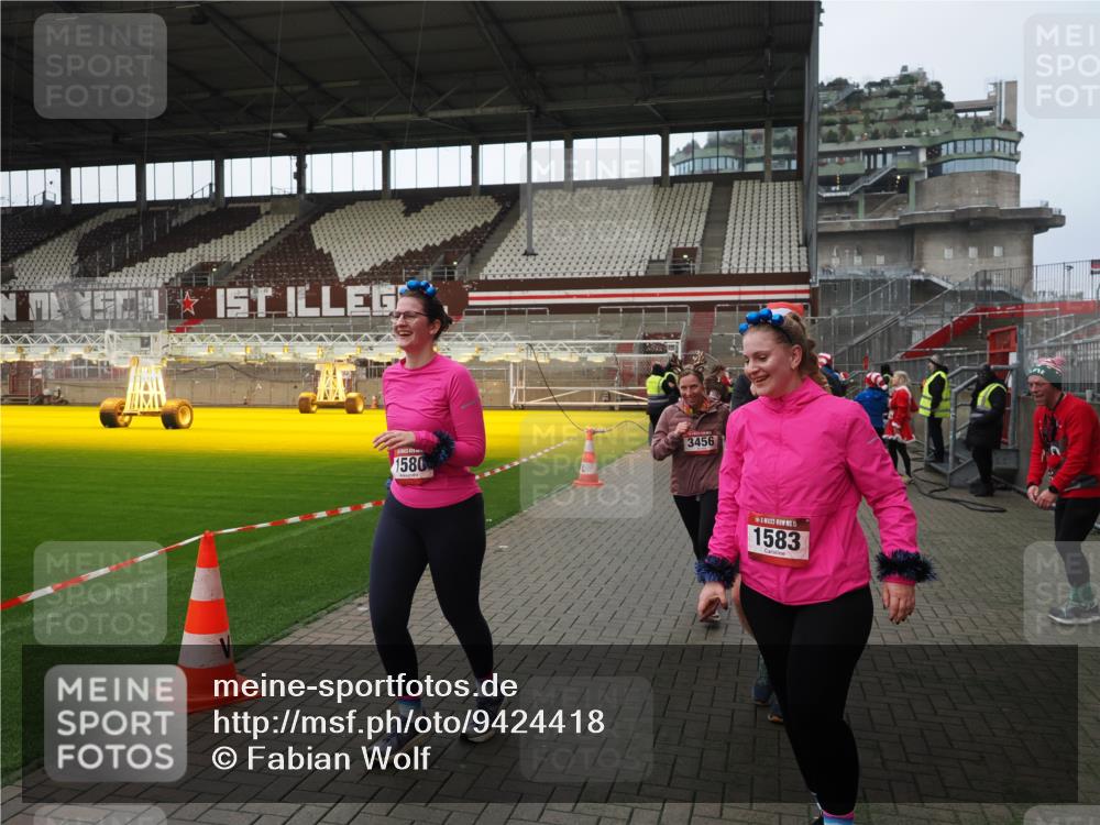 07.12.2025 - St. Pauli X-Mass-Run No. 15 Fabian Wolf http://msf.ph/oto/9424418 07.12.2025 12:07:09 Ziel 1580, 1583, 1958, 3251, 3262, 3456, 4017, 4018, 4033, 4314, 4328, 4360, 4361, 4390, 4725 meine-sportfotos.de