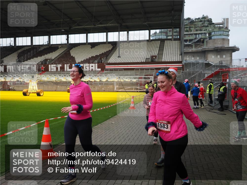 07.12.2025 - St. Pauli X-Mass-Run No. 15 Fabian Wolf http://msf.ph/oto/9424419 07.12.2025 12:07:10 Ziel 1580, 1583, 1958, 3251, 3262, 3456, 4017, 4018, 4033, 4314, 4328, 4360, 4361, 4390, 4725 meine-sportfotos.de