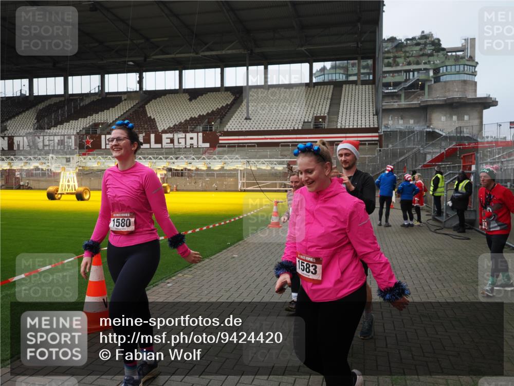 07.12.2025 - St. Pauli X-Mass-Run No. 15 Fabian Wolf http://msf.ph/oto/9424420 07.12.2025 12:07:10 Ziel 1580, 1583, 1958, 3251, 3262, 3456, 4017, 4018, 4033, 4314, 4328, 4360, 4361, 4390, 4725 meine-sportfotos.de