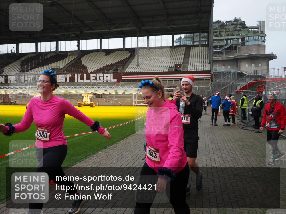 07.12.2025 - St. Pauli X-Mass-Run No. 15 Fabian Wolf http://msf.ph/oto/9424421 07.12.2025 12:07:10 Ziel 1580, 1583, 1958, 3251, 3262, 3456, 4017, 4018, 4033, 4314, 4328, 4360, 4361, 4390, 4725 meine-sportfotos.de