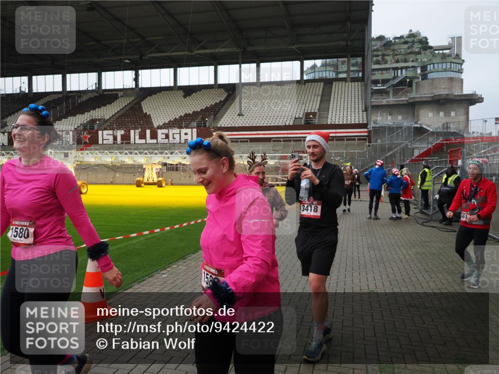 07.12.2025 - St. Pauli X-Mass-Run No. 15 Fabian Wolf http://msf.ph/oto/9424422 07.12.2025 12:07:10 Ziel 1580, 1583, 1958, 3251, 3262, 3456, 4017, 4018, 4033, 4314, 4328, 4360, 4361, 4390, 4725 meine-sportfotos.de